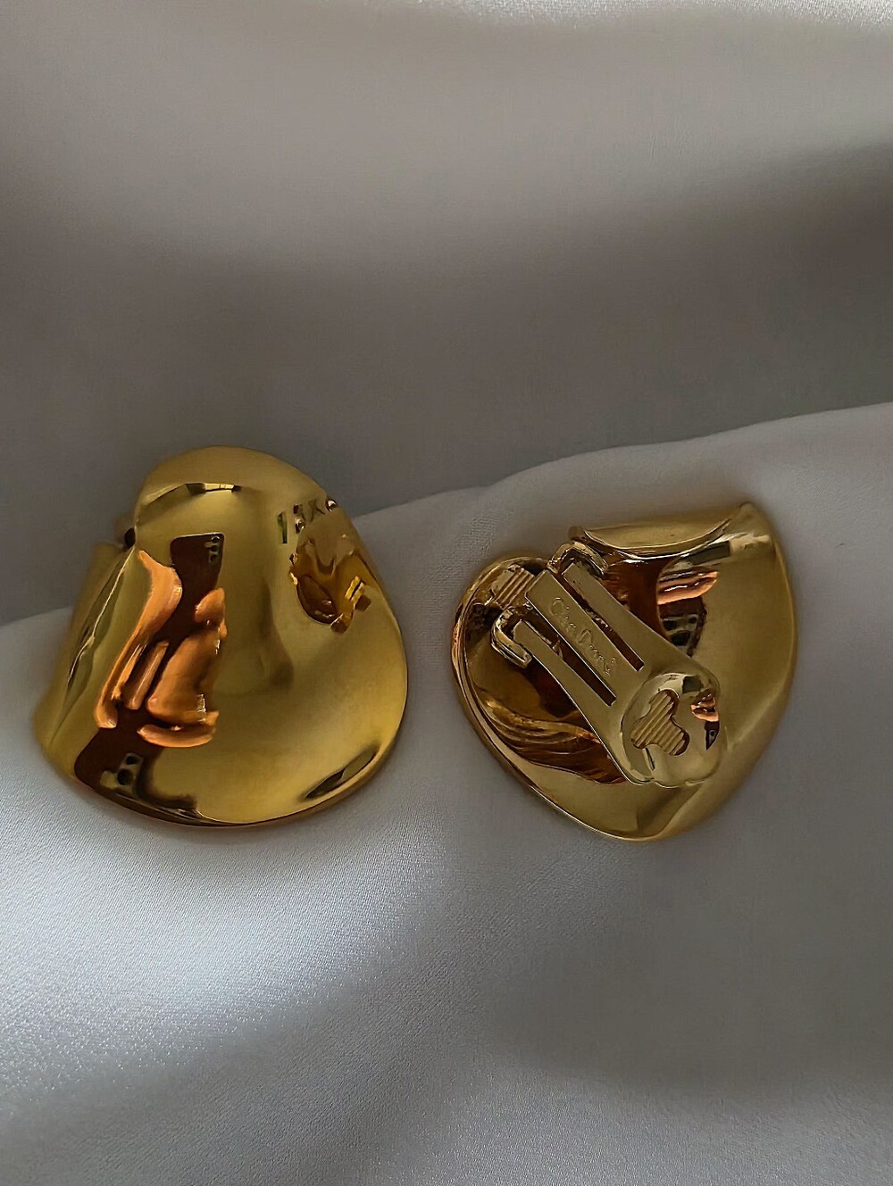 ✨️ Vintage Christian Dior Gold-Tone Sculptural Clip-On Earrings